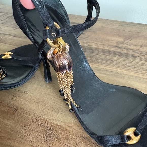 GUCCI by Tom Ford Black Satin Enamel Flower Charm Tassel Sandals Heels - Size 7 - Picture 9 of 10